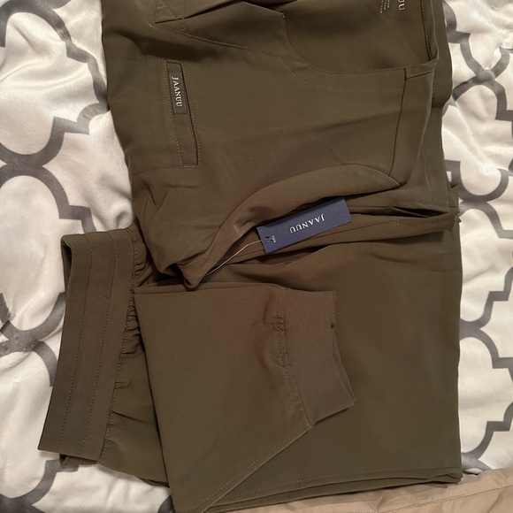 Olive green Jaanuu scrub set never worn - Picture 2 of 5